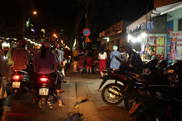 Đường phố Sài Gòn khá đông đúc trong đêm Noel.
