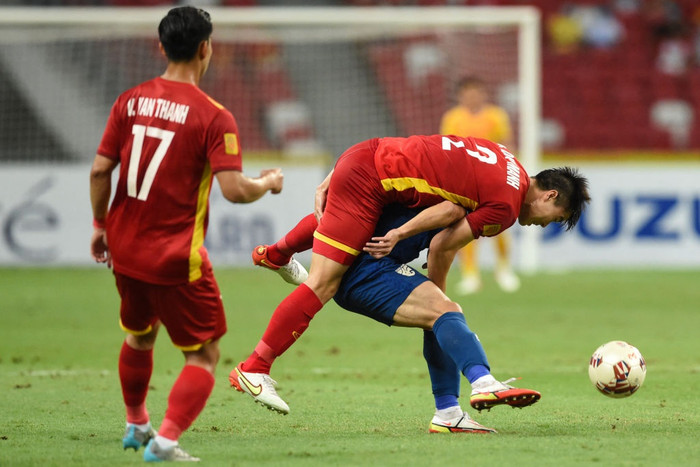 Trận bán kết lượt đi AFF Cup 2020 giữa Việt Nam và Thái Long nóng với nhiều pha va chạm trên sân.