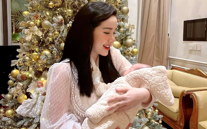 Bảo Thy 'xả kho' loạt ảnh xinh lung linh cùng quý tử đầu lòng trong đêm Giáng sinh Ảnh 2