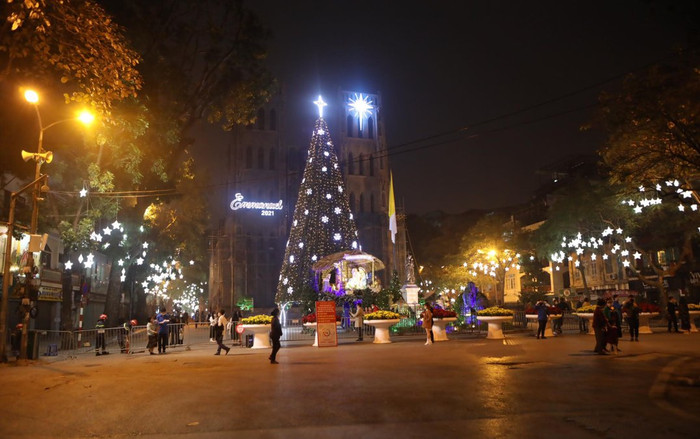 Chùm ảnh: Khung cảnh vắng lặng tại nhà thờ ở Hà Nội trong đêm Giáng sinh Ảnh 2