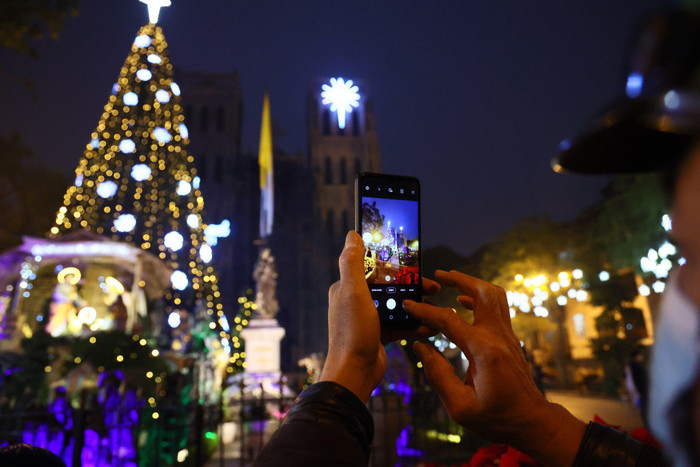 Người dân chụp ảnh tại Nhà thờ Lớn Hà Nội