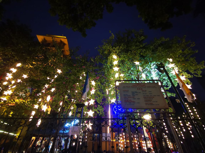 Chùm ảnh: Khung cảnh vắng lặng tại nhà thờ ở Hà Nội trong đêm Giáng sinh Ảnh 22