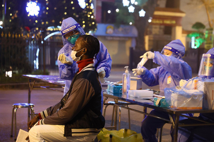 Nhiều người thực hiện test nhanh trước khi vào nhà thờ. 