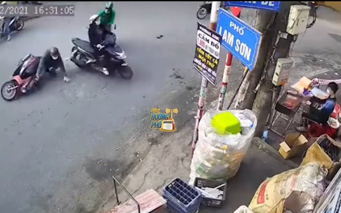 Xôn xao clip va chạm giao thông đầy khó hiểu, nam thanh niên bên đường 'ngồi không cũng dính đạn' Ảnh 2