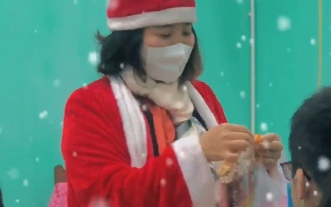 Cô giáo hóa thân thành 'bà già Noel' đến từng bàn tặng quà cho học sinh khiến dân tình 'thả tim' rần rần Ảnh 2