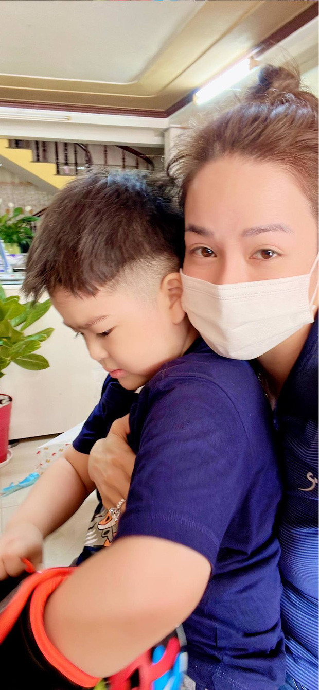 Nhật Kim Anh chụp ảnh cùng con trai.