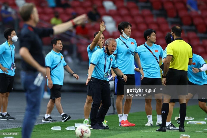 HLV Park Hang Seo nổi điên với các quyết định của trọng tài khi liên tục xử ép tuyển Việt Nam trước Thái Lan. Ảnh: Getty