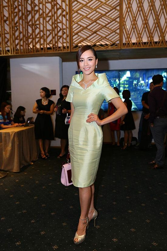 Phần lai váy nhăn nhúm do di chuyển... 