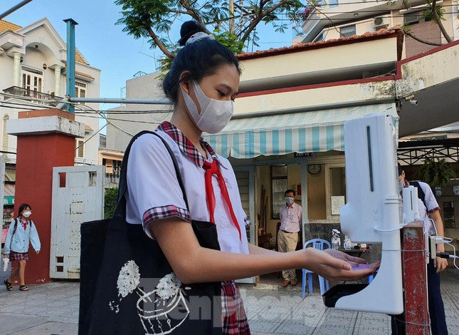 Học sinh TP.HCM trở lại trường hôm 13/12