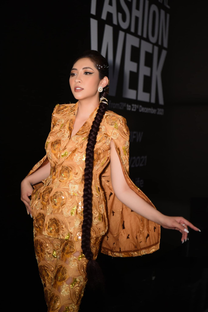 Cô mặc thiết kế tôn nữ quyền màu vàng lấp lánh