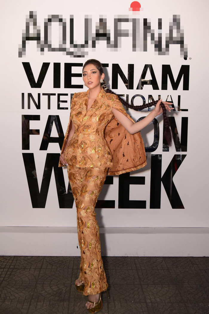 Họa tiết cắt lazer sang trọng và tinh tế tôn lên vẻ kiêu sa của Đặng Thu Thảo