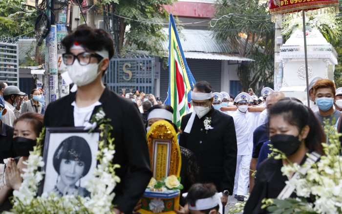 Ngày đưa tang NSƯT Thanh Kim Huệ: NSƯT Thanh Điền chắp tay cầu nguyện, người thân bật khóc Ảnh 2