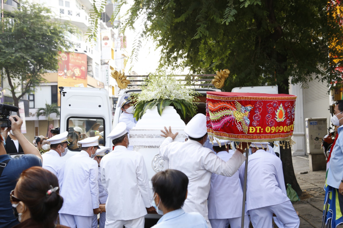 Ngày đưa tang NSƯT Thanh Kim Huệ: NSƯT Thanh Điền chắp tay cầu nguyện, người thân bật khóc Ảnh 8