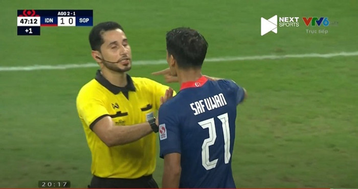 Safuwan chỉ thẳng tay vào mặt trọng tài Al-Hamit sau khi bị đuổi khỏi sân.