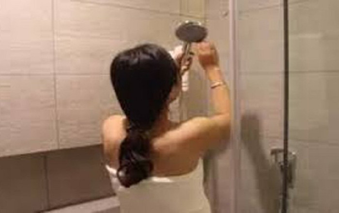 Bắt quả tang hàng xóm nhìn trộm vợ mình tắm, lời khai của gã ta càng khiến anh chồng choáng váng hơn Ảnh 2