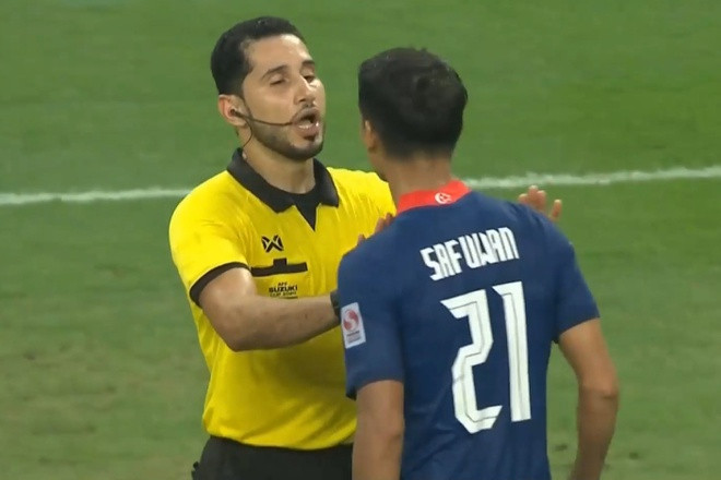 Trọng tài Al-Hatmi gây tranh cãi khi rút tới 3 thẻ đỏ với Singapore.