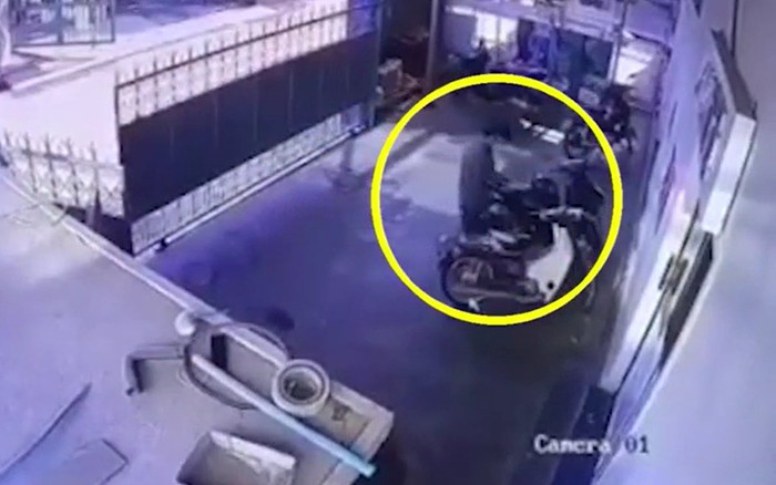 Clip: Lẻn vào sân trộm xe máy, đối tượng bị người dân vây đánh một trận 'nhừ tử' Ảnh 2