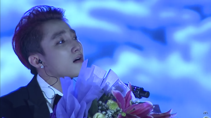 Sơn Tùng bật khóc ngay trên sân khấu khi trình diễn ca khúc đặc biệt này Ảnh 5