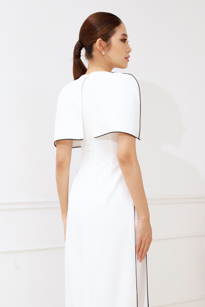 Áo dài với chi tiết cánh tay cách điệu theo dáng áo cape sang chảnh, điệu đà. 