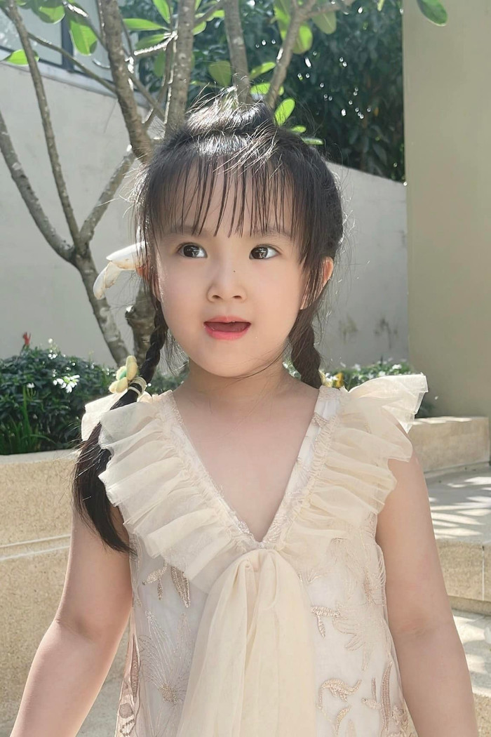 Khoảnh khắc đáng yêu của con gái Diệp Lâm Anh