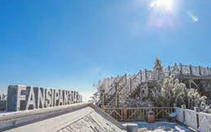 Tuyết phủ trắng xóa trên đỉnh Fansipan Ảnh 2