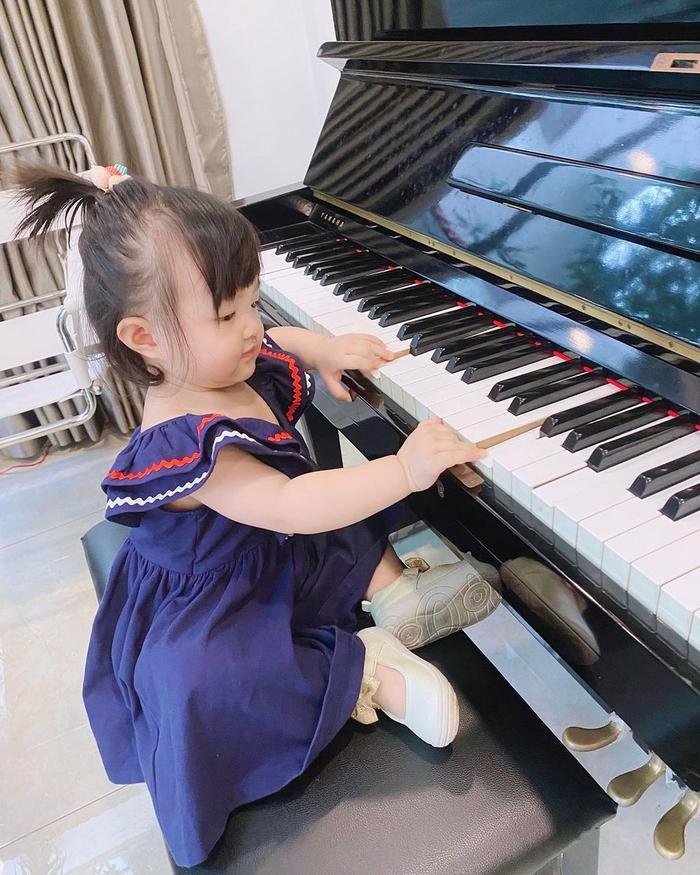 Hết giành mic của mẹ, bé Winnie lại trổ tài chơi piano nhưng ba mẹ lại 'dìm' má bánh bao Ảnh 1