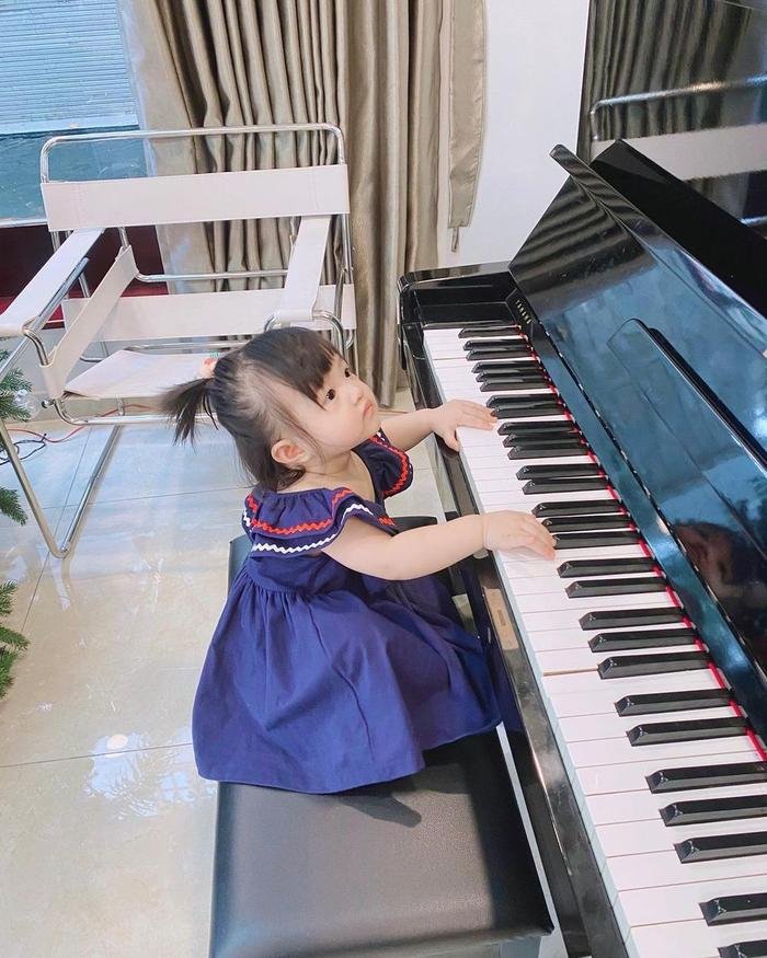 Hết giành mic của mẹ, bé Winnie lại trổ tài chơi piano nhưng ba mẹ lại 'dìm' má bánh bao Ảnh 3