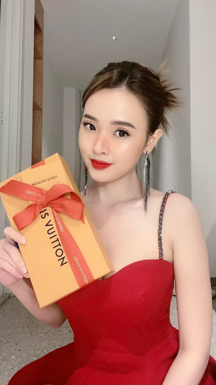 Không còn 'đóng mác' trong hình ảnh nàng hot girl hiền dịu, Midu ngày càng trưởng thành, nóng bỏng.