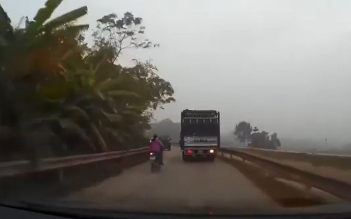 Người phụ nữ liều lĩnh lách giữa 2 xe tải để vượt lên trước, cảnh tượng sau đó khiến tất cả 'đứng tim' Ảnh 2