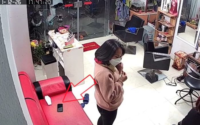 Clip: Ngán ngẩm gái xinh đến làm đẹp rồi 'tiện tay' 'thó' luôn điện thoại của chủ tiệm Ảnh 2
