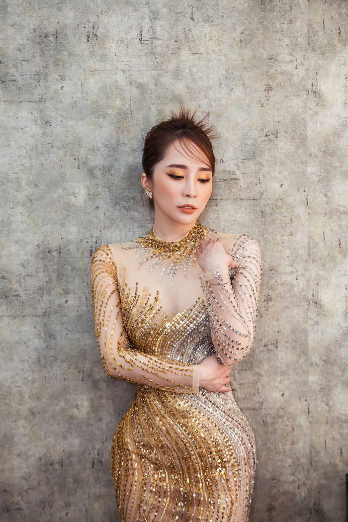 Mẫu thiết kế đính kết tit mỉ, trên nền vải xuyên thấu gợi cảm khiến Quỳnh Nga được khen lợi hết lời.