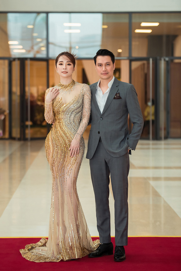Trong sự kiện tối qua, lần đầu Việt Anh và Quỳnh Nga “gần thêm chút nữa” khi Việt Anh vui vẻ, thân thiết đỡ tay Quỳnh Nga cùng cô đi thảm đỏ.