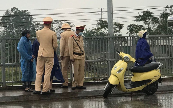 Mẹ đang mang thai chở con gái 13 tuổi ra cầu để tự tử Ảnh 2