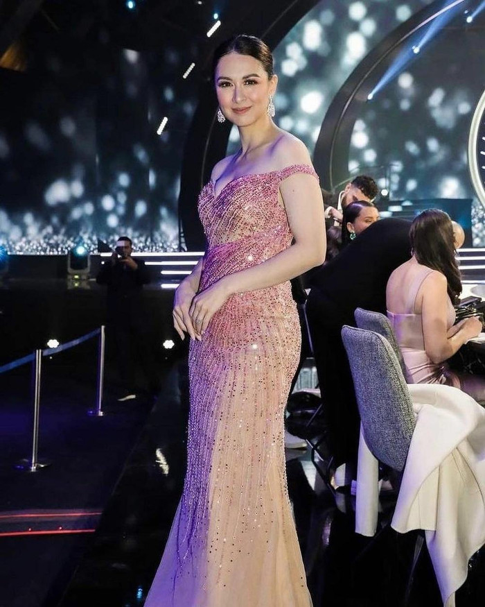 Ngay cả khi diện váy dạ hội, cô cũng khéo đưa tay che chắn, có thể nhận thấy, nữ diễn viên xinh đẹp đã tăng cân rất nhiều khi xuất hiện.