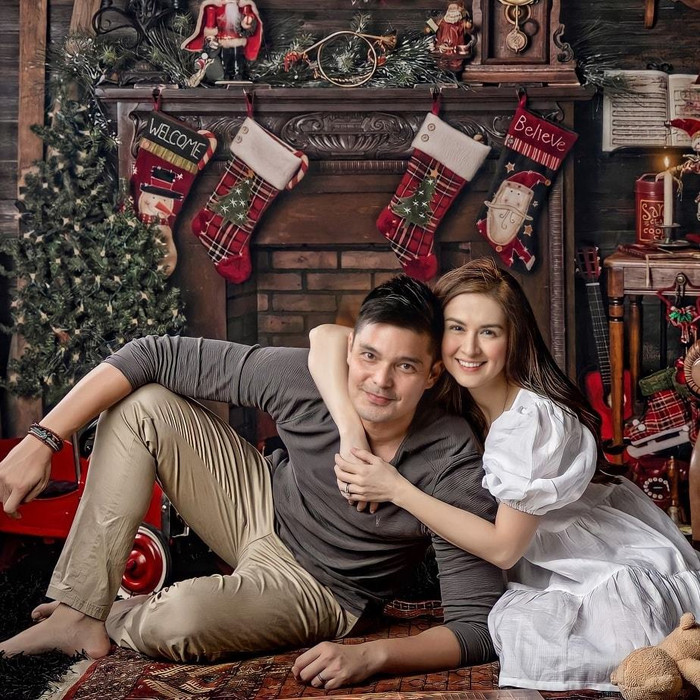 Marian Rivera thường chọn váy babydoll rộng rãi và chụp ảnh góc nghiêng, che chắn vòng 2.