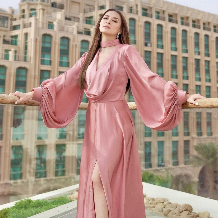 Những mẫu váy cô lựa chọn tại Miss Universe đều khéo che đi vòng 2.