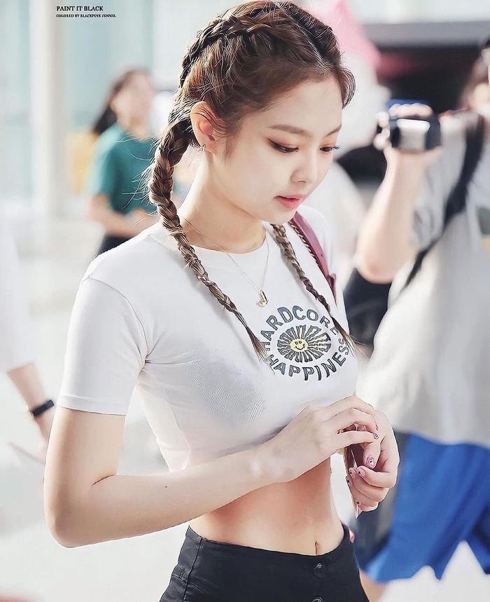 Jennie chuộng mặc áo crop top khoe eo thon khiến dân tình điên đảo Ảnh 1