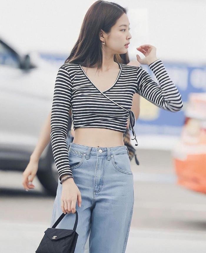 Jennie chuộng mặc áo crop top khoe eo thon khiến dân tình điên đảo Ảnh 4