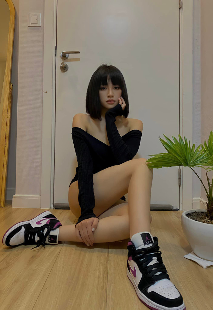 Thiên Nga được fan khuyên 'mặc quần vào kẻo cảm lạnh'. 