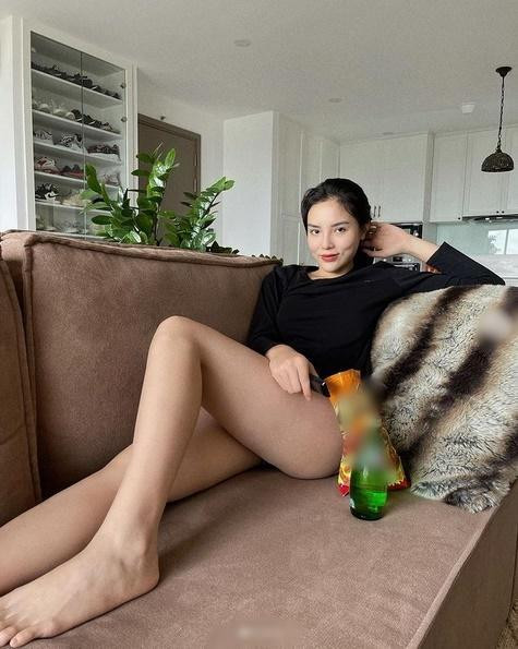 Kỳ Duyên bị chê kém sang với kiểu ngồi quá tự nhiên. 