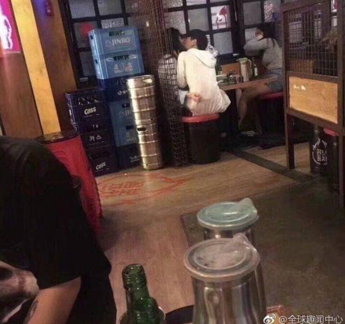 Chàng trai trẻ thoải mái vô tư với người yêu trước mặt người bạn thân