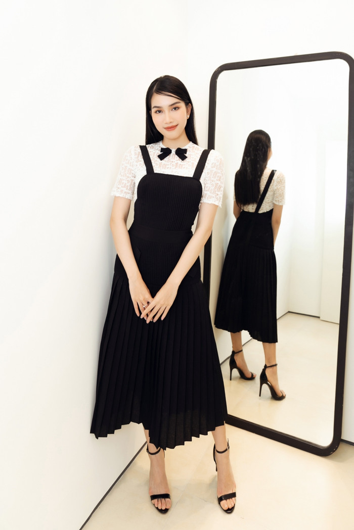 Á hậu Phương Anh khoe dáng trong mẫu thiết kế mang phong cách đơn giản, hiện đại lấy cảm hứng từ vẻ đẹp năng động, trẻ trung của những cô gái thành thị. 