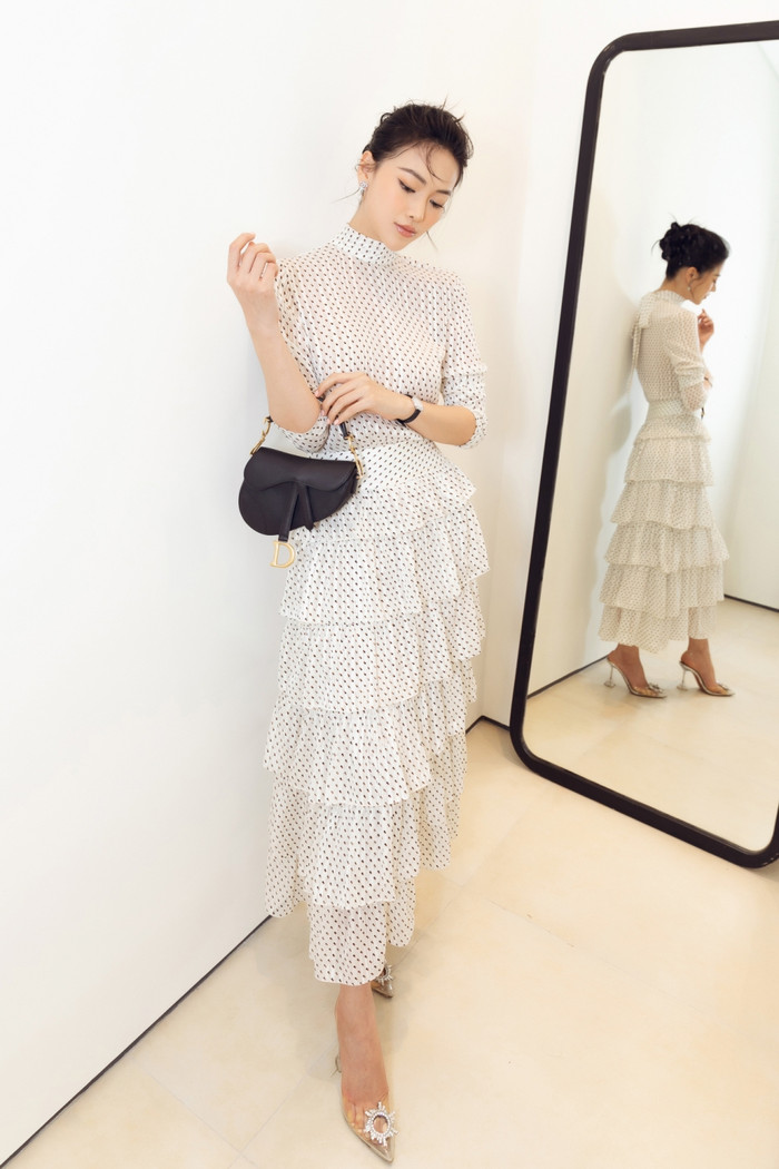 Phương Khánh đúng chất tiểu thư, kiêu kỳ khi diện váy chấm bi xếp tầng.