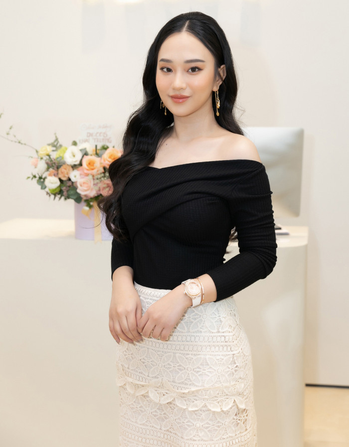 Màu sắc của BST cũng được tiết chế một cách khéo léo. Ngoài màu sắc trắng, đen quen thuộc, BST còn sử dụng xanh navy, ghi xám… những màu sắc vốn không được sử dụng nhiều trong các thiết kế xuân hè mang lại sự hài hoà, tinh tế cho các thiết kế. 