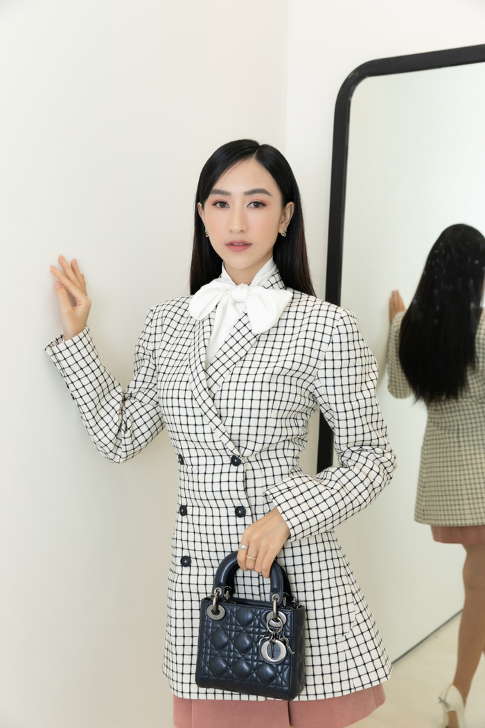 Sử dụng các chất liệu chủ đạo là ren, cotton… và đặc biệt là chất liệu lụa xốp được dập sóng chìm thời thượng. Các kỹ thuật xếp li, nhún, đan thủ công được kết hợp khéo léo trên những phom dáng đơn giản, hiện đại cùng những đường cắt may chỉn chu và tinh tế.  