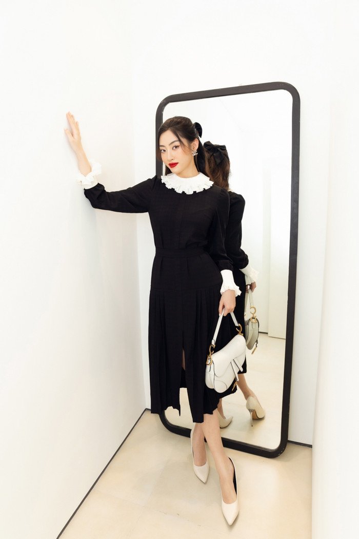 Lương Thùy Linh ấn tượng với màu son đỏ khi diễn váy đen tinh tế.