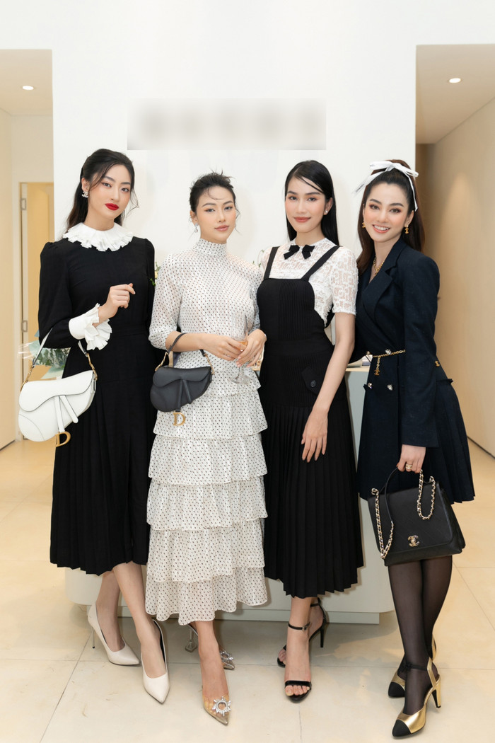 Lương Thùy Linh, Phương Khánh, Phương Anh, Cẩm Đan đọ dáng với gam màu đen, trắng nhưng không hề nhàm chán.