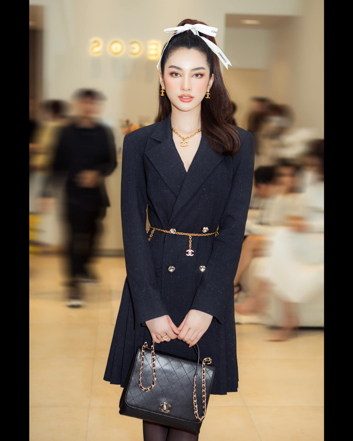 Outfit đơn giản nhưng cách phối phụ kiện tinh tế, đặc biệt là người đẹp cầm chiếc túi Chanel classic vô cùng đắt giá, hiện tại có tiền khó mua được càng nâng tầm giá trị, sự sang chảnh cho người mặc.&nbsp;