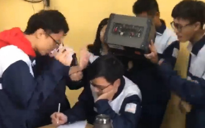 Clip: Nam sinh 'tâm bất biến', chăm chỉ học tập mặc cho nhóm bạn vây quanh 'quẩy' tưng bừng giờ ra chơi Ảnh 2