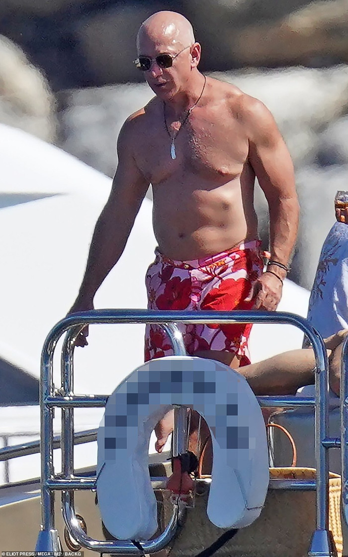 Hình ảnh trên khác xa ngoại hình của Bezos khi hiện 57 tuổi, trong kỳ nghỉ Giáng sinh vừa qua. Ông khoe vóc dáng săn chắc của mình trong chiếc quần đùi màu đỏ và hồng lấy cảm hứng từ Hawaii.